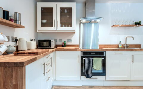 Alpine Cottage: Cuisine, Comptoir, Appareil De Cuisine, Meubles, Cabinetry, Principaux Appliance, Sol, Bois, Design Intérieur, Électroménager