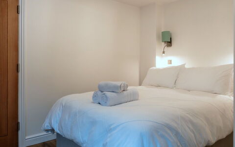 Alpine Cottage: Chambre, Lit, Mur, Design Intérieur, Drap De Lit, Literie, Meubles, Sol, Linge, Plafond