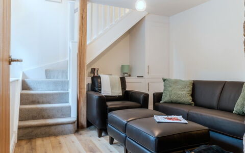 Alpine Cottage: Design Intérieur, Meubles, Sol, Mur, Canapé, Sol, Bois, Salon, Domicile, Plafond