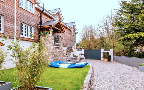 Alpine Cottage: Zone Résidentielle, Arbuste, Domicile, Maison, Jardin, Chalet, Aménagement Paysager, Cour, Arrière-Cour, Biens