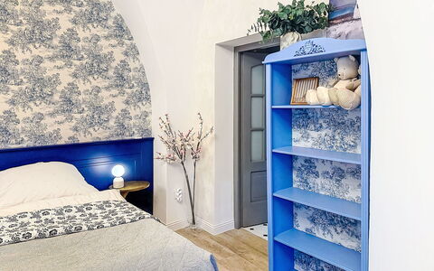 Luxury Suite 244: Bleu, Meubles, Design Intérieur, Mur, Bois, Domicile, Pièce, Textile, Sol, Sol