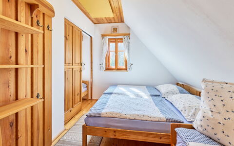 Timber Lodge with Sauna: Bois, Design Intérieur, Chambre, Domicile, Sol, Sol, Lit, Maison, Plafond, Meubles