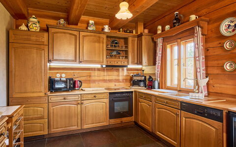 Timber Lodge with Hydromassage: Bois, Cuisine, Cabinetry, Design Intérieur, Meubles, Sol, Tache De Bois, Placard, Domicile, Sol