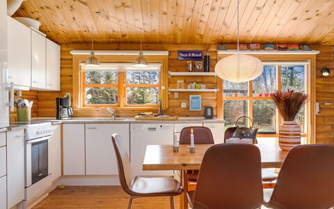 Tjarko - 690M to the Fjord: Meubles, Design Intérieur, Cuisine, Bois, Sol, Plafond, Comptoir, Table Cuisine Et Salle A Manger, Pièce, Luminaire