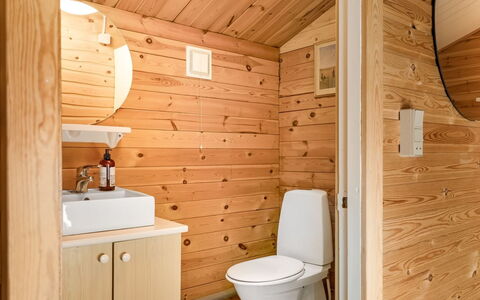 Tjarko - 690M to the Fjord: Bois, Sol, Luminaire Plomberie, Sol, Salle De Bains, Toilette, Design Intérieur, Armoire De Toilette, Évier, Tache De Bois