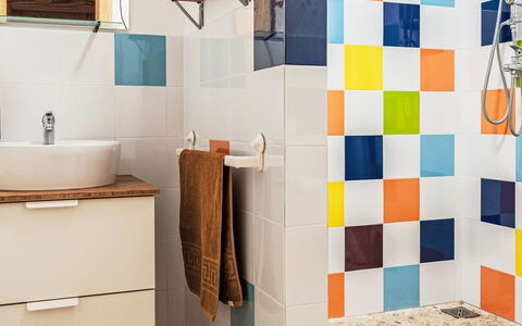 Coin 2: Salle De Bains, Luminaire Plomberie, Design Intérieur, Sol, Orange, Tuile, Sol, Plomberie, Robinet, Évier