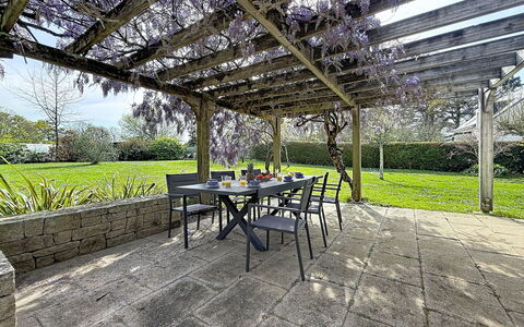 Villa Kerpunce: Ombre, Jardin, Couverture De Sol, Dalle, Mobilier De Jardin, Structure En Plein Air, Aménagement Paysager, Arrière-Cour, Cour, Pergola
