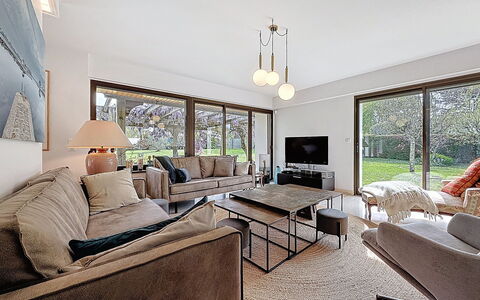 Villa Kerpunce: Meubles, Design Intérieur, Sol, Canapé, Sol, Plafond, Salon, Bois, Pièce, Table
