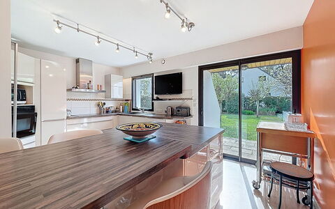 Villa Kerpunce: Design Intérieur, Meubles, Comptoir, Cuisine, Sol, Luminaire, Plafond, Bois, Sol, Éclairage