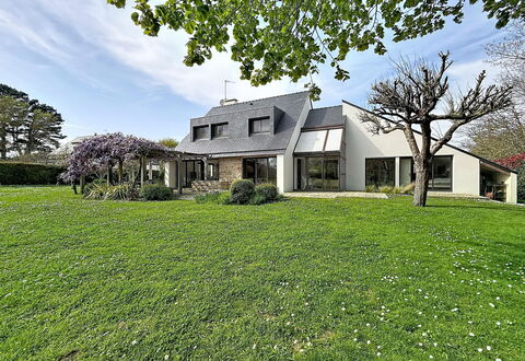 Villa Kerpunce: Herbe, Domicile, Arbuste, Maison, Zone Résidentielle, Chalet, Jardin, Ferme, Pelouse, Toit