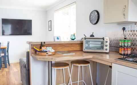 Skeabost Chalet: Meubles, Design Intérieur, Sol, Comptoir, Cuisine, Bois, Cabinetry, Sol, Appareil De Cuisine, Principaux Appliance