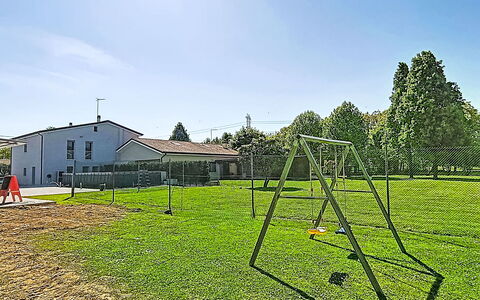Mb Guest House: Herbe, Lot Terre, Pelouse, Ombre, Jardin, Cour, Parc, Arrière-Cour, Aménagement Paysager, Gazon Artificiel