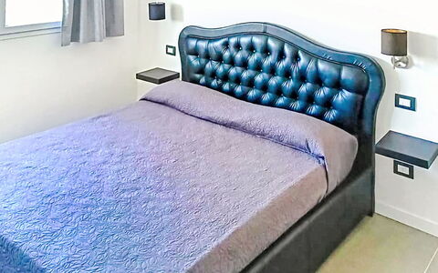 Mb Guest House: Chambre, Lit, Drap De Lit, Literie, Sol, Meubles, Linge, Cadre De Lit, Oreiller, Throw Pillow
