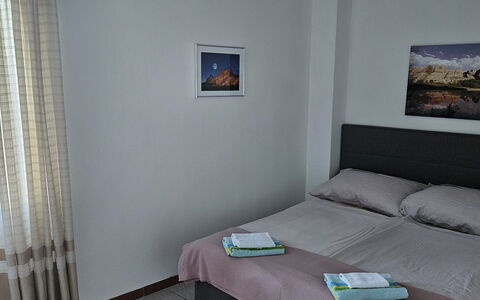 The Heritage Home: Meubles, Chambre, Lit, Design Intérieur, Sol, Bois, Drap De Lit, Sol, Pièce, Literie