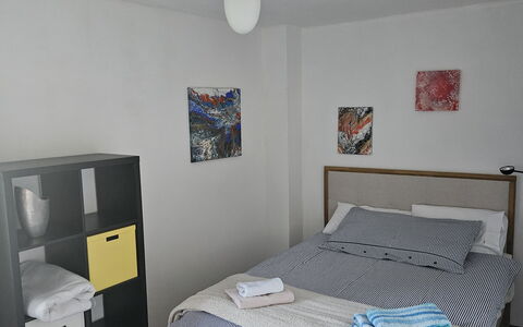 The Heritage Home: Meubles, Lit, Chambre, Literie, Mur, Design Intérieur, Drap De Lit, Sol, Pièce, Linge