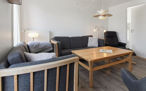 Amlethus - 2.3Km from the Sea: Meubles, Design Intérieur, Sol, Sol, Bois, Plafond, Pièce, Salon, Canapé, Table