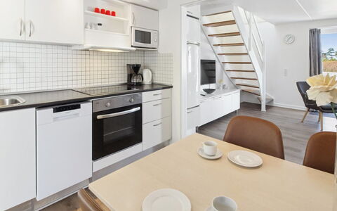 Amlethus - 2.3Km from the Sea: Sol, Design Intérieur, Sol, Bois, Meubles, Cuisine, Plafond, Comptoir, Pièce, Parquet