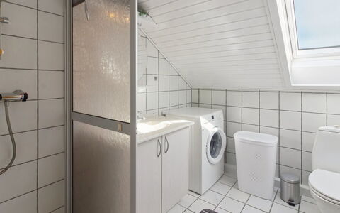 Amlethus - 2.3Km from the Sea: Sol, Sol, Luminaire Plomberie, Design Intérieur, Plafond, Plomberie, Salle De Bains, Pièce, Robinet, Évier