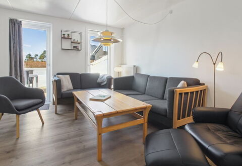Amlethus - 2.3Km from the Sea: Meubles, Design Intérieur, Sol, Sol, Canapé, Bois, Table, Plafond, Salon, Pièce