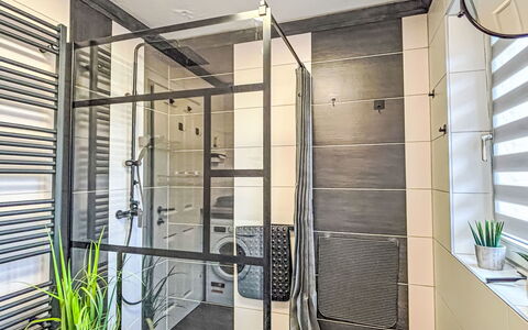 Apartamento Giovanna: Design Intérieur, Sol, Luminaire Plomberie, Sol, Plomberie, Pièce, Porte, Porte De Douche, Plafond, Salle De Bains