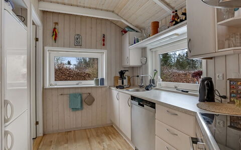 Alexis - 500M from the Sea: Bois, Cuisine, Comptoir, Principaux Appliance, Tache De Bois, Appareil De Cuisine, Dur, Évier, Luminaire Plomberie, Robinet