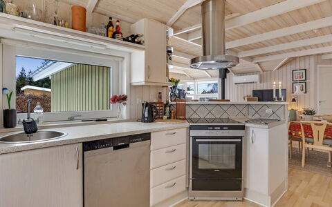 Alexis - 500M from the Sea: Cuisine, Comptoir, Appareil De Cuisine, Bois, Sol, Principaux Appliance, Design Intérieur, Plafond, Cabinetry, Meubles