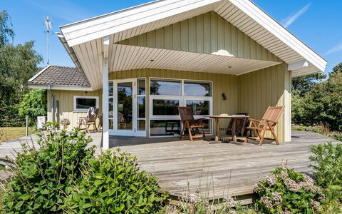 Alexis - 500M from the Sea: Maison, Toit, Domicile, Chalet, Biens, Siding, Ombre, Aménagement Paysager, Cour, Porche