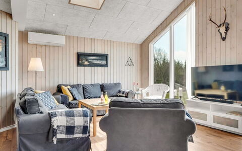 Aava - 600M to the Fjord: Bois, Meubles, Domicile, Design Intérieur, Pièce, Salon, Plafond, Chalet, Canapé, Dur