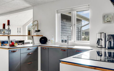 Aava - 600M to the Fjord: Cuisine, Comptoir, Sol, Appareil De Cuisine, Design Intérieur, Cabinetry, Principaux Appliance, Sol, Électroménager, Plafond