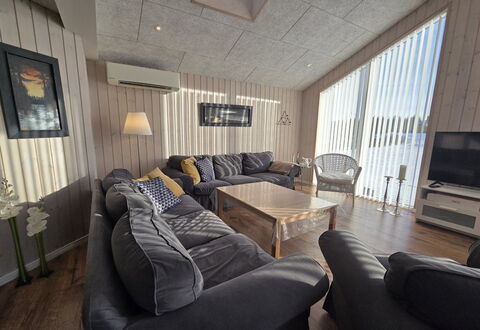 Aava - 600M to the Fjord: Meubles, Bois, Design Intérieur, Canapé, Sol, Sol, Plafond, Pièce, Domicile, Appartement