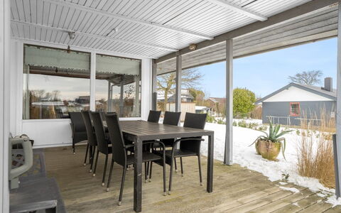 Dimo - 75M to the Fjord: Bois, Sol, Sol, Plafond, Porche, Domicile, Plate-Forme, Parquet, Porte, Ombre