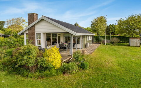 Dimo - 75M to the Fjord: Maison, Domicile, Chalet, Arbuste, Toit, Couverture De Sol, Ferme, Biens, Pelouse, Jardin