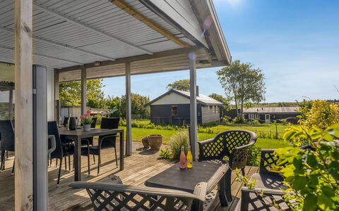 Dimo - 75M to the Fjord: Porche, Toit, Domicile, Maison, Lot Terre, Chalet, Ombre, Siding, Porte, Jardin
