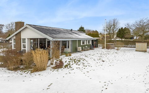 Dimo - 75M to the Fjord: Bâtiment, Maison, Toit, Domicile, Chalet, Zone Résidentielle, Zone Rurale, Siding, Ferme, Biens