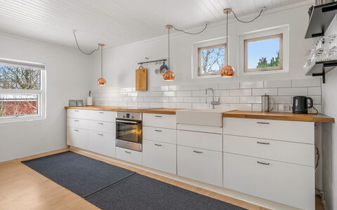 Menke - 300M from the Sea: Sol, Cuisine, Bois, Sol, Comptoir, Cabinetry, Design Intérieur, Appareil De Cuisine, Parquet, Domicile