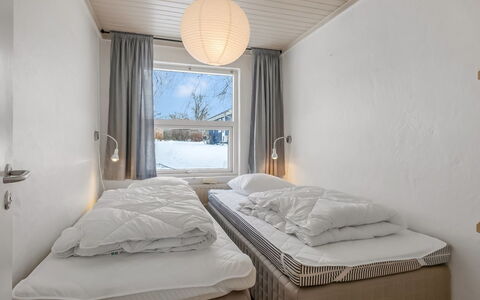 Menke - 300M from the Sea: Chambre, Lit, Literie, Drap De Lit, Plafond, Design Intérieur, Éclairage, Cadre De Lit, Pièce, Throw Pillow