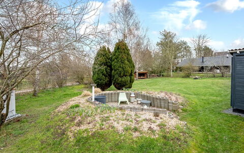 Menke - 300M from the Sea: Arbre, Herbe, Branche, Arbuste, Paysage, Jardin, Lot Terre, Couverture De Sol, Pelouse