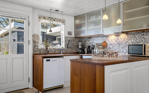 Jamie - from the Sea: Appareil De Cuisine, Cuisine, Comptoir, Cabinetry, Principaux Appliance, Design Intérieur, Sol, Bois, Électroménager, Meubles