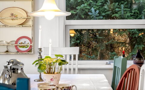 Jamie - from the Sea: Design Intérieur, Meubles, Luminaire, Éclairage, Vaisselle, Pièce, Table, Domicile, Plafond, Porcelaine