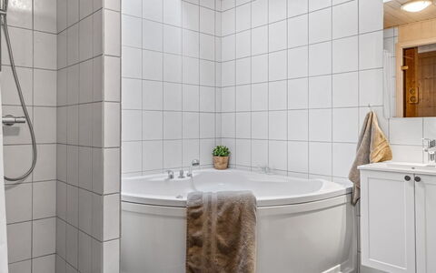Fridhild - 450M from the Sea: Luminaire Plomberie, Sol, Design Intérieur, Salle De Bains, Sol, Baignoire, Plomberie, Robinet, Pièce, Tuile
