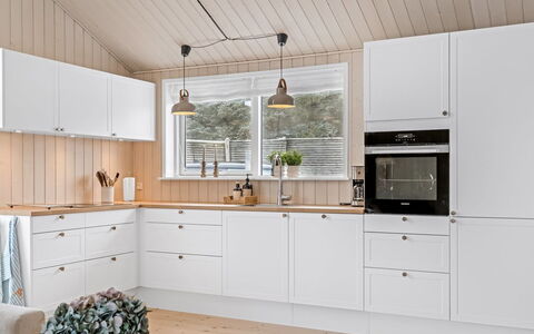 Fridhild - 450M from the Sea: Bois, Sol, Cuisine, Cabinetry, Design Intérieur, Appareil De Cuisine, Comptoir, Sol, Parquet, Plafond