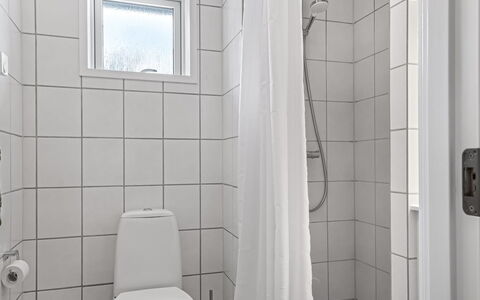 Fridhild - 450M from the Sea: Siège De Toilette, Mur, Toilette, Sol, Sol, Salle De Bains, Luminaire Plomberie, Design Intérieur, Plomberie, Pièce