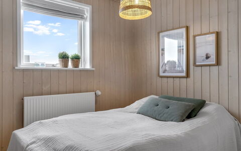 Fridhild - 450M from the Sea: Bois, Sol, Design Intérieur, Sol, Plafond, Chambre, Lit, Pièce, Luminaire, Literie