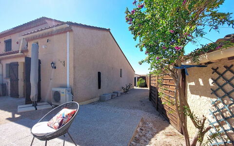Le Mas des Oliviers: Appartement, Recours, Chaise, Ombre, Balcon, Table Cuisine Et Salle A Manger, Restaurant, Eco Hôtel, Hôtel