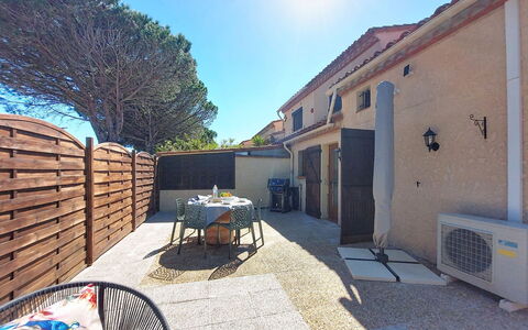 Le Mas des Oliviers: Appartement, Recours, Chaise, Ombre, Balcon, Table Cuisine Et Salle A Manger, Restaurant, Eco Hôtel, Hôtel