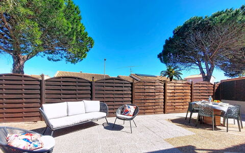 Le Mas des Oliviers: Appartement, Recours, Chaise, Ombre, Balcon, Table Cuisine Et Salle A Manger, Restaurant, Eco Hôtel, Hôtel