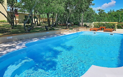 Country Pleasures Cottage: Bleu, Piscine, Recours, Loisir, Composite, Caractéristique De L'Eau, Mobilier De Jardin, Ombre, Eco Hôtel, Hôtel