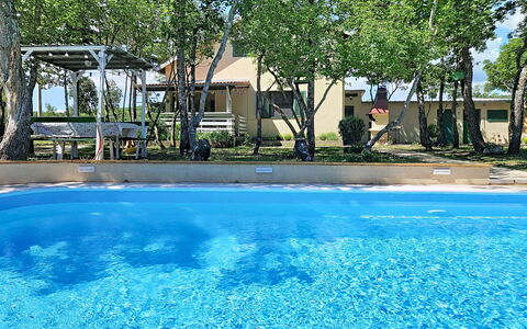 Country Pleasures Cottage: Bleu, Piscine, Recours, Ombre, Composite, Loisir, Mobilier De Jardin, Centre De Loisirs, Eco Hôtel, Ville Resort