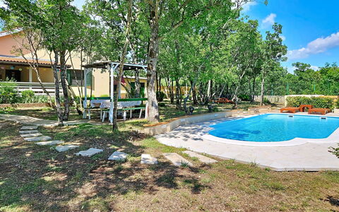 Country Pleasures Cottage: Piscine, Ombre, Recours, Loisir, Arrière-Cour, Jardin, Eco Hôtel, Cour, Aménagement Paysager, Chaise
