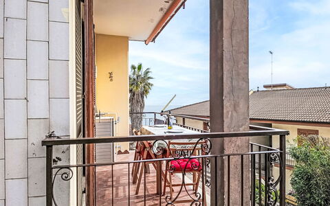 Titti e Giba: Appartement, Recours, Chaise, Ombre, Balcon, Table Cuisine Et Salle A Manger, Restaurant, Eco Hôtel, Hôtel